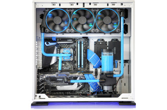 Custom-Wasserkühlung mit HardTubes und pastelblauer Kühlflüssigkeit